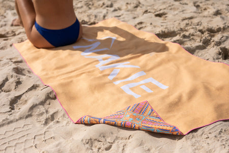 Rosy Tides – Recyceltes, sandfreies Strandtuch
