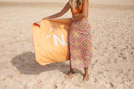 Rosy Tides – Recyceltes, sandfreies Strandtuch