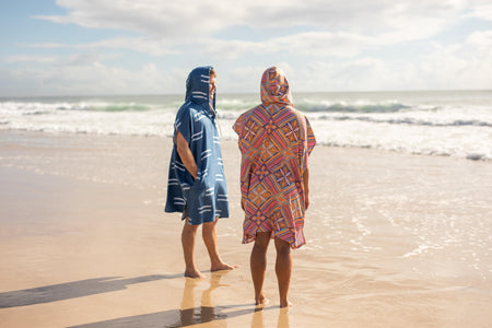 Rosy Tides - Kapuzenhandtuch, recycelt, sandfrei