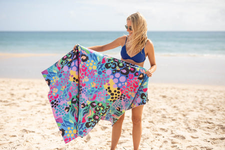 Kasey Rainbow – recyceltes, sandfreies Strandtuch