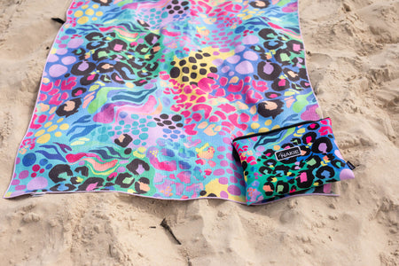 Kasey Rainbow – recyceltes, sandfreies Strandtuch