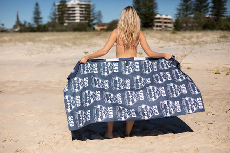 Magie sous-marine - Serviette de plage recyclée sans sable