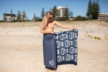 Magie sous-marine - Serviette de plage recyclée sans sable