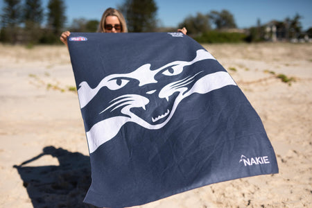 Magie sous-marine - Serviette de plage recyclée sans sable