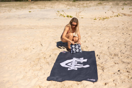 Magie sous-marine - Serviette de plage recyclée sans sable