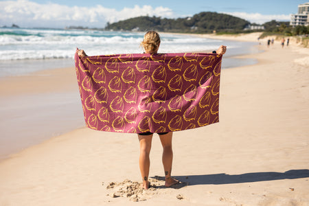 Magie sous-marine - Serviette de plage recyclée sans sable
