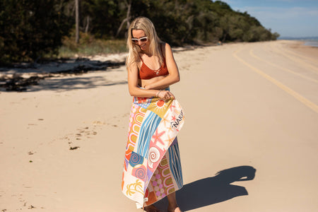 Magie sous-marine - Serviette de plage recyclée sans sable