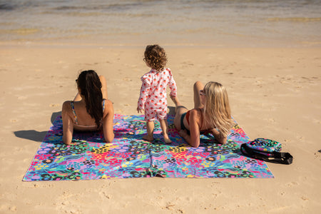 XL Kasey Rainbow - Recyceltes, sandfreies Strandtuch, doppelt