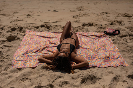 XL Rosy Tides - Recyceltes, sandfreies Strandtuch, doppelt