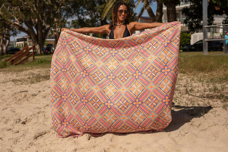 XL Rosy Tides - Recyceltes, sandfreies Strandtuch, doppelt